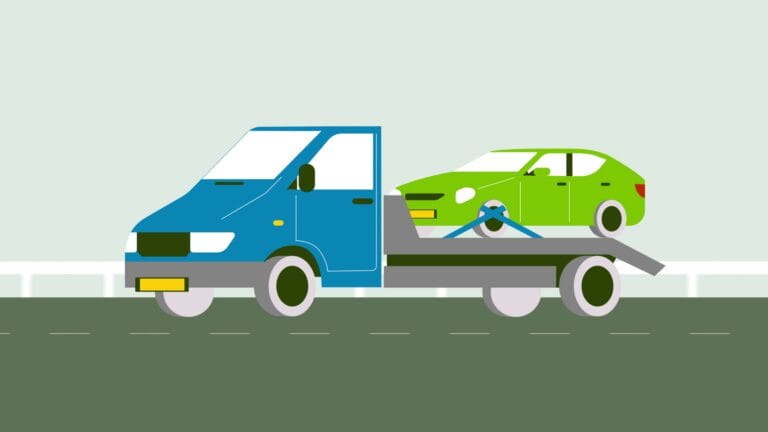 Sleepwagen vervoert groene auto op aanhanger