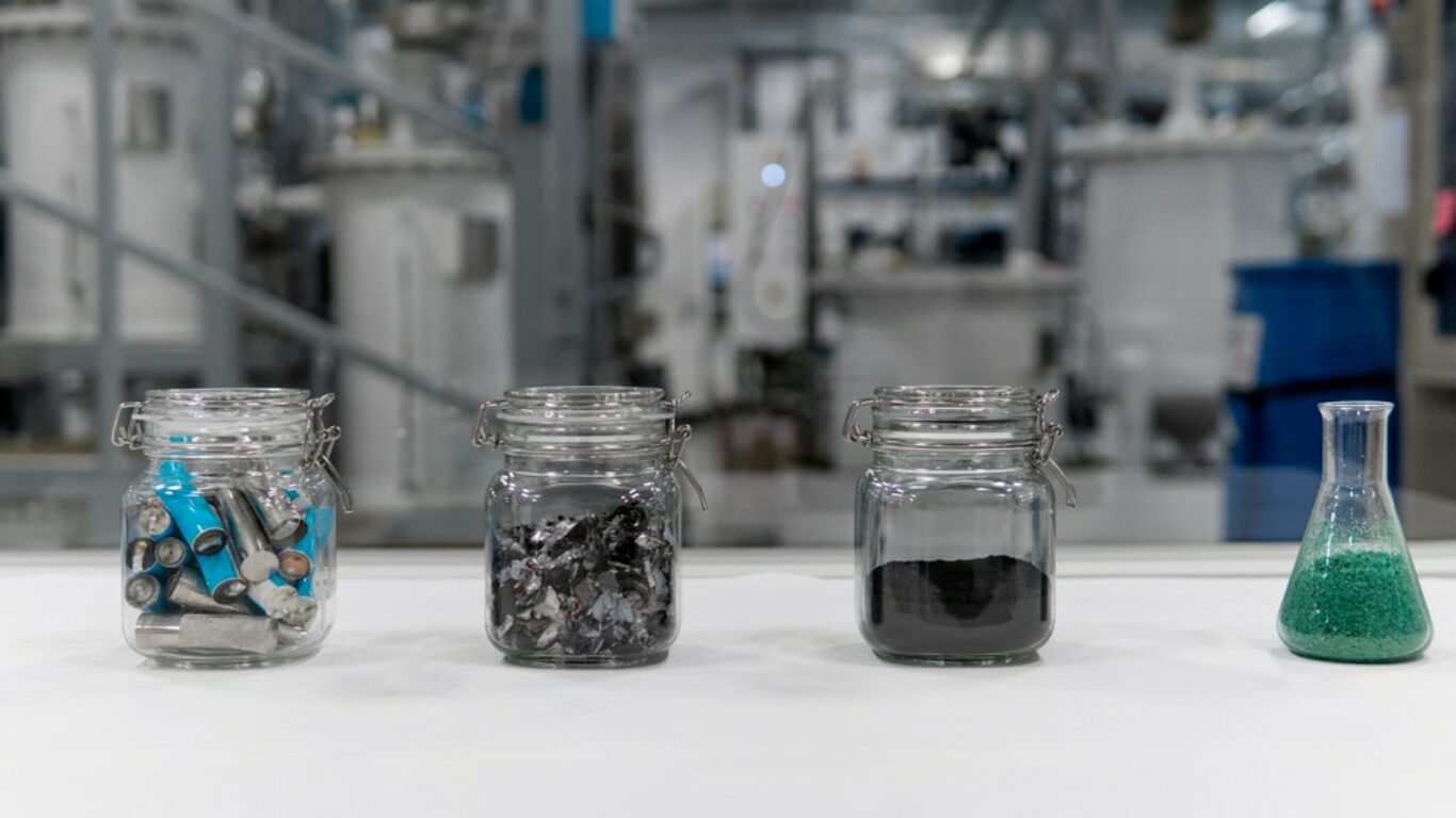 Het Zweedse bedrijf Northvolt heeft laten weten dat het zijn eerste batterijcel heeft geproduceerd die gemaakt is van 100 procent […]