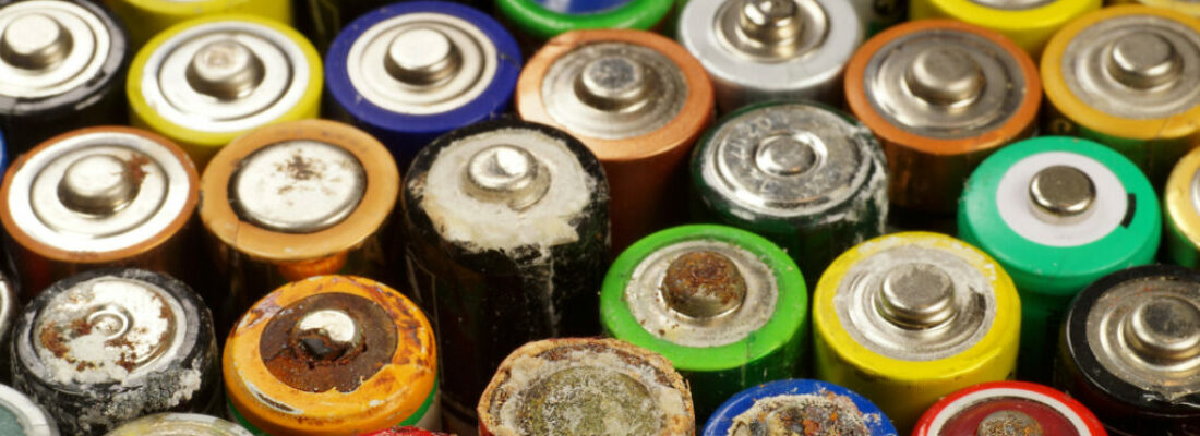 The battery contains harmful for the environment natural compounds: mercury, cadmium and lead, which are included in the so-called death metals that cause human disease, including cancer.