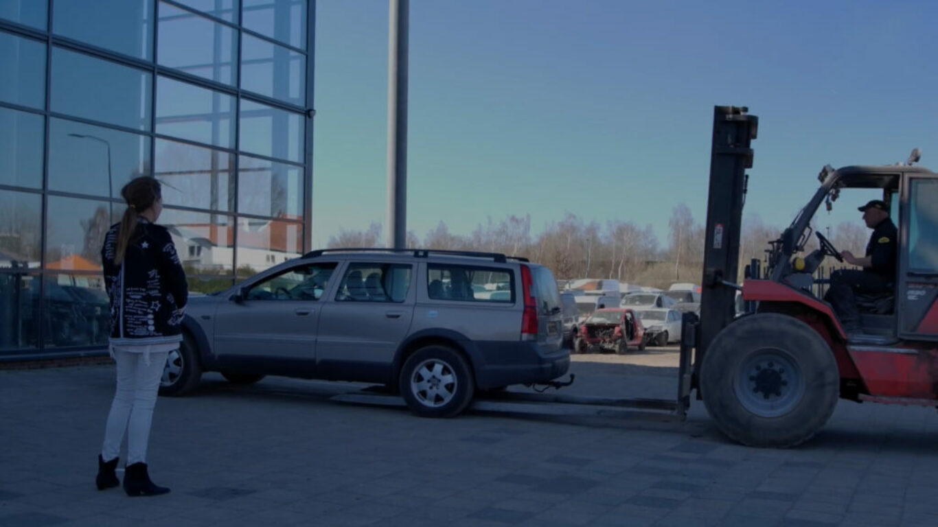 Hand in your car to a car dismantling company; how does that work? Watch the video.