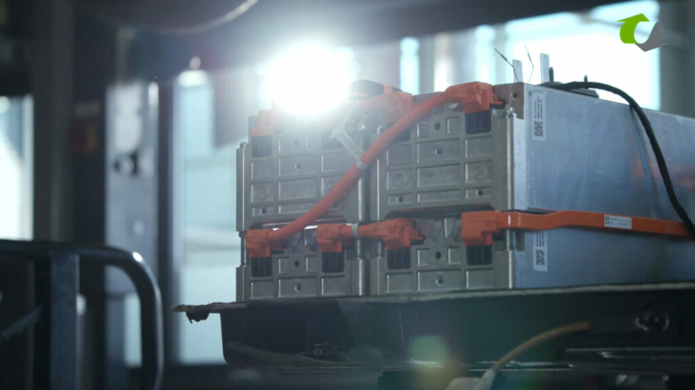 What happens to the car battery when an electric car is scrapped? Watch the video.