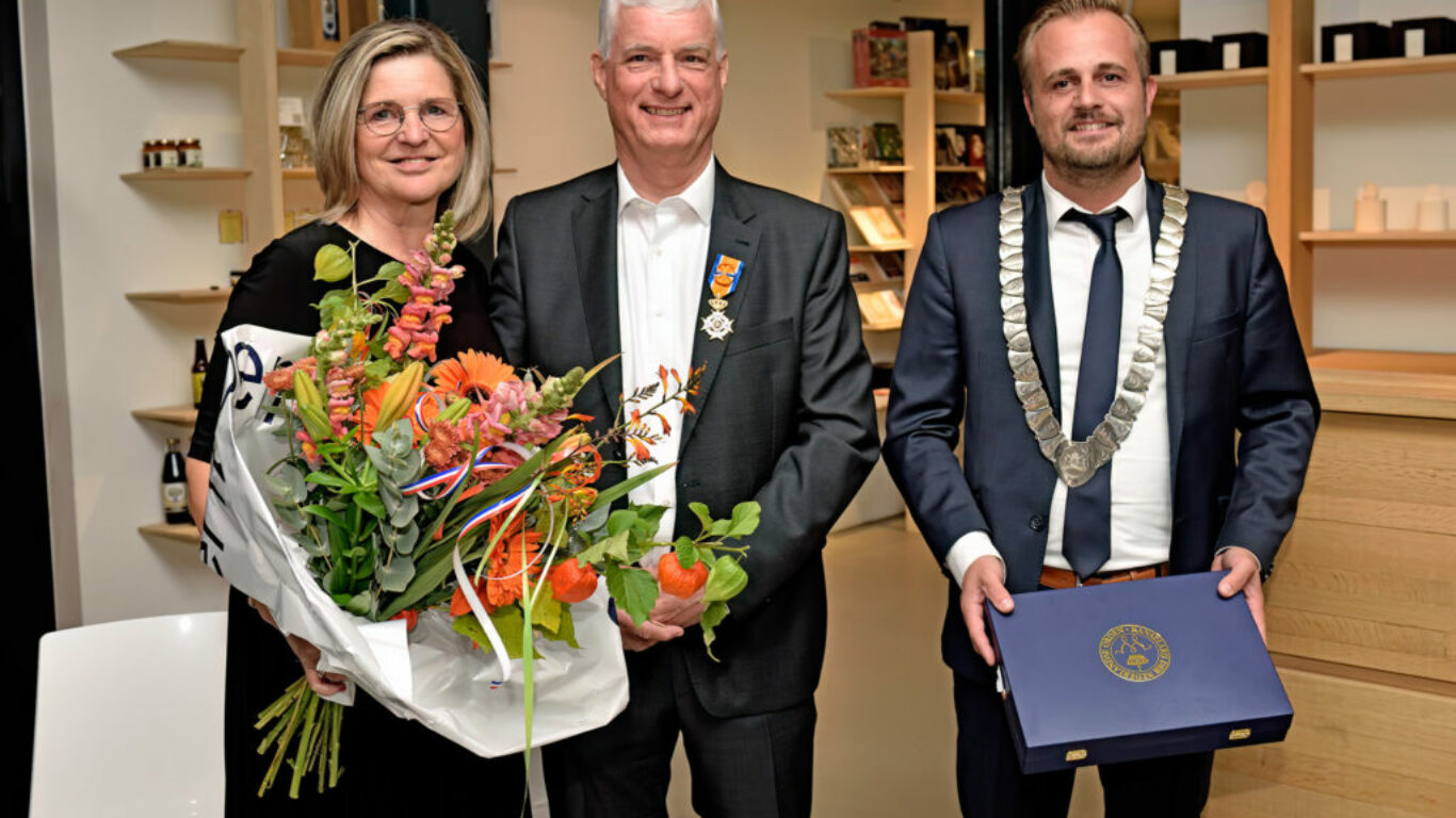 Vrijdag 23 september is voormalig bestuurder van Stichting Auto & Recycling en van Stiba Marc van den Brand benoemd tot Officier in de Orde van Oranje-Nassau. De onderscheiding werd uitgereikt door de locoburgemeester van de Gemeente Maashorst, Gijs van Heeswijk.