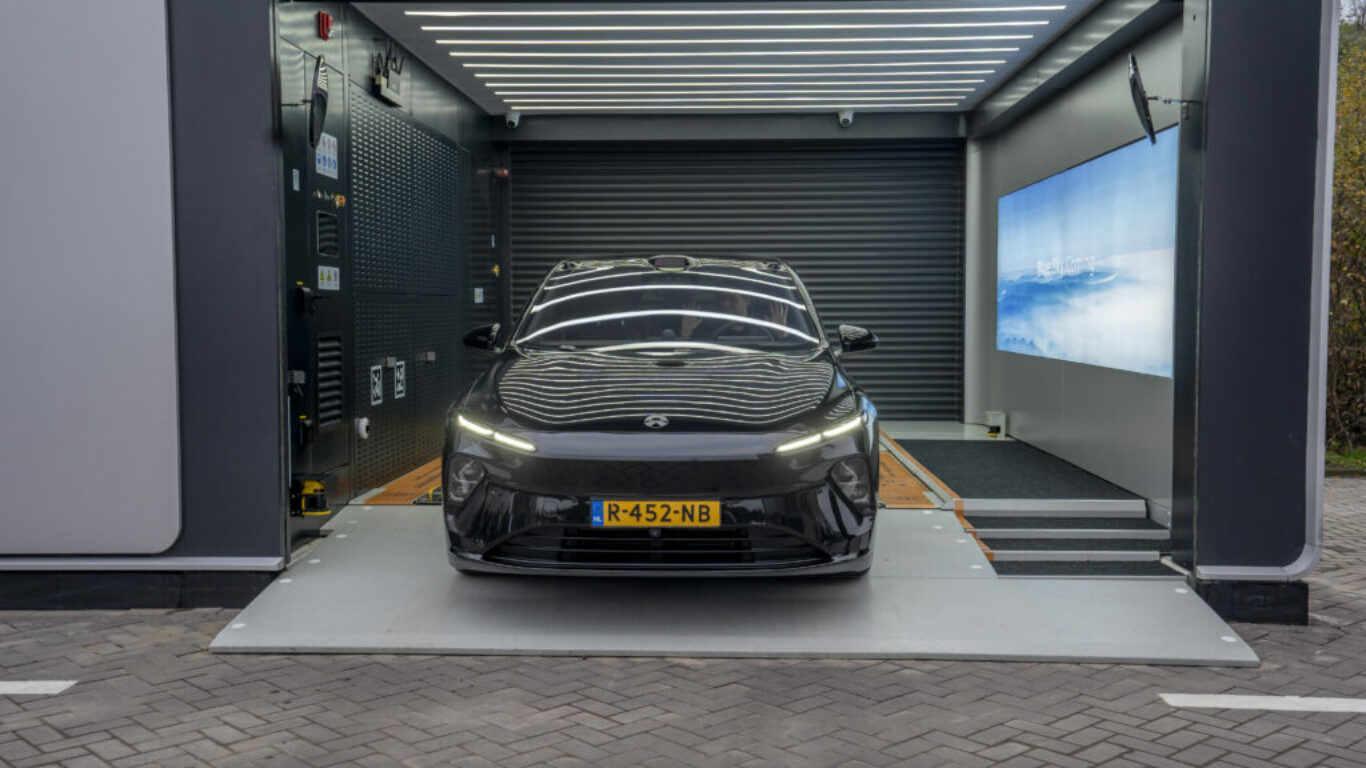 Since recently the new car brand, NIO, is available on the Dutch market. And for the collection and recycling of end-of-life batteries the brand has become part of the ARN network. “We feel a responsibility for the complete life cycle of our product,” insists General Manager Ruben Keuter, during the opening ceremony of the company’s first battery-swapping station in Tilburg, the Netherlands.