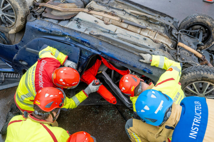 Autodemontagebedrijf Barth levert dagelijks afgedankte auto’s aan de brandweer
