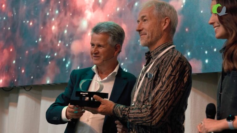 Trinseo wint de ARN Award 2025. Voorzitter Stichting Auto Recycling Olaf de Bruijn overhandigt de award.