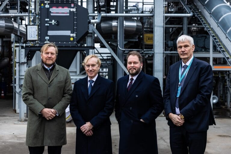 Vier mannen voor industriële achtergrond.