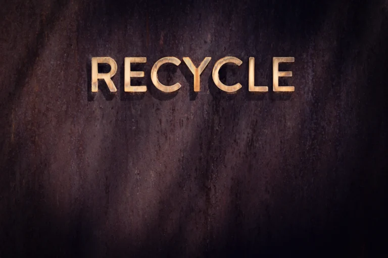 Recycle teken op roestige achtergrond