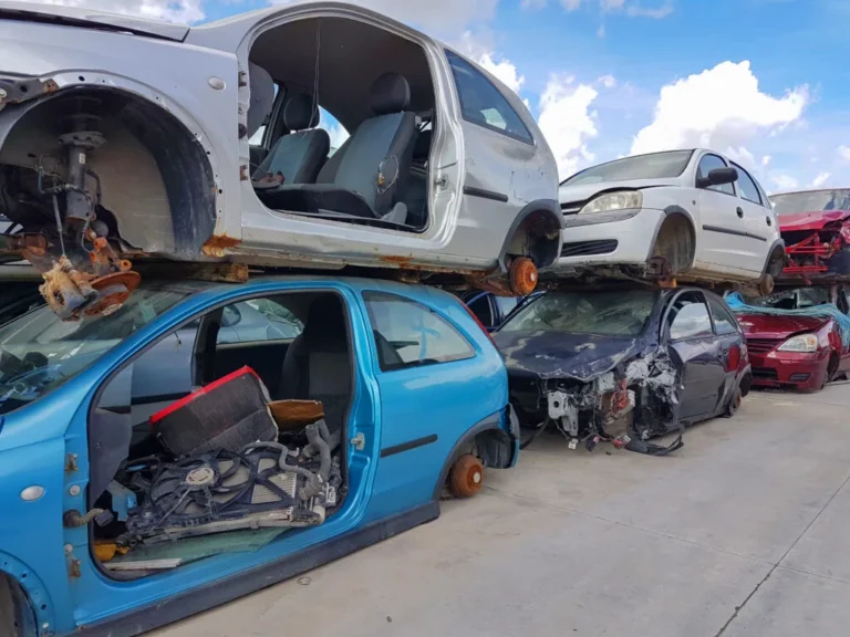Gestapelde sloopauto’s op autokerkhof zonder wielen