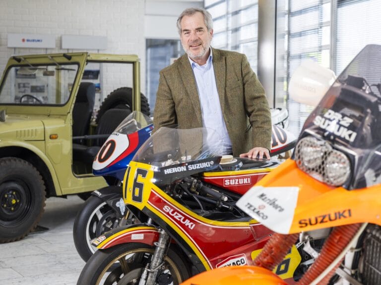 Geordy Bloem bij klassieke Suzuki motoren in showroom NIMAG