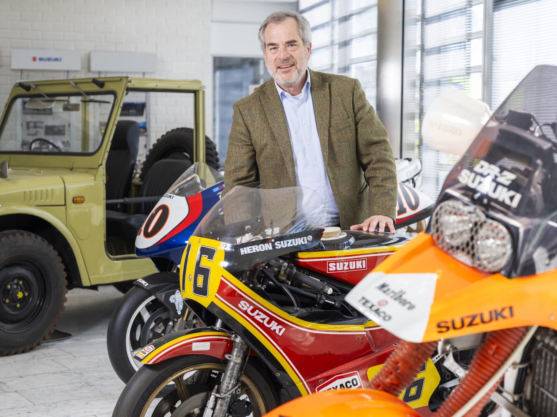 Geordy Bloem bij klassieke Suzuki motoren in showroom NIMAG